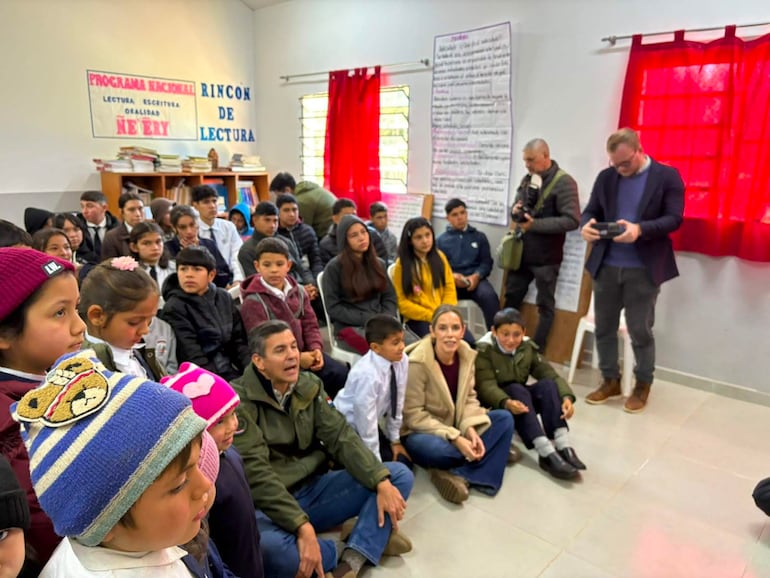 El Gobierno habilitó la sala de internet satelital en la alejada escuela rural de Cordillerita, distrito de Ybycuí, rompiendo la falta de señal en la zona.