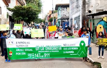 50 niños, niñas y adolescentes de La Chacarita marcharon en contra del abuso sexual.