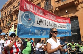 Integrantes de diferentes organizaciones sindicales del magisterio participan en una marcha en rechazo a la ley de jubilaciones este jueves, en Asunción (Paraguay). EFE/ Juan Pablo Pino