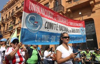 AME2169. ASUNCIÓN (PARAGUAY), 05/02/2026.- Integrantes de diferentes organizaciones sindicales participan en una marcha en rechazo a la ley de jubilaciones este jueves, en Asunción (Paraguay). EFE/ Juan Pablo Pino