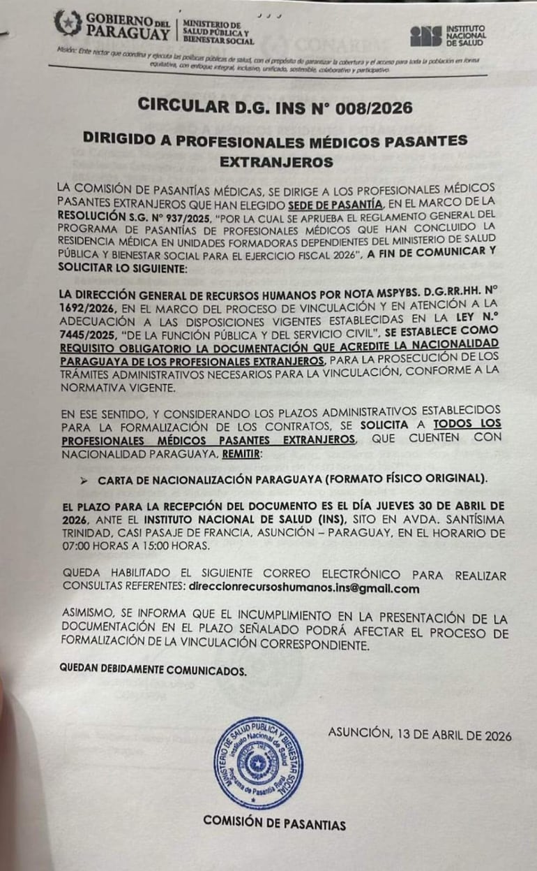 Documento oficial con encabezado del Ministerio de Salud, contenido sobre contratos para médicos pasantes extranjeros en un ambiente administrativo.