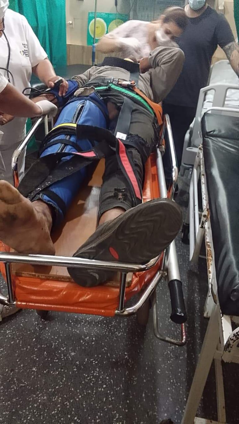 El accidentado Pedro Adrián Alegre, de 36 años, recibiendo los primeros auxilios.