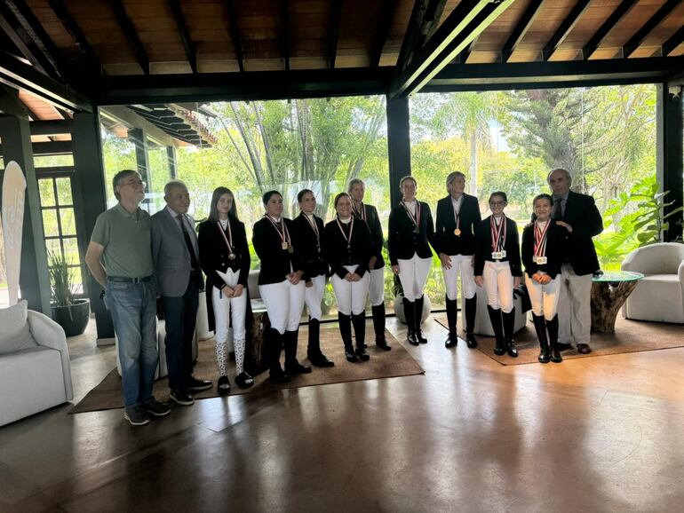 Participantes del Dressage Nacional junto a las autoridades y jueces de la competencia.