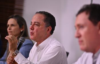 Ana Helena Germoglio (i), Roberto Kalil (c), y Giancarlo Polesello, miembros del equipo médico que atiende al presidente de Brasil, Luiz Inácio Lula da Silva, participan en una rueda de prensa hoy, en Brasilia (Brasil). El presidente brasileño, Luiz Inácio Lula da Silva, fue sometido exitosamente este viernes en un hospital privado de Brasilia a una cirugía en la que se le implantó una prótesis de cadera, para corregir problemas en la cabeza del fémur provocados por la artrosis y que le causaban permanentes dolores, informaron sus médicos.