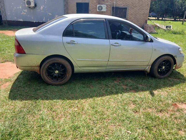 El presunto cómplice de los asaltantes estaba a bordo de este automóvil cuando fue detenido por la Policía.