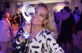 Sara Allinquant, feliz con su galardón en manos. (Instagram/Sara Allinquant)