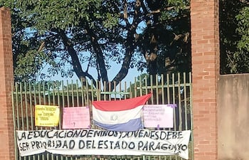 Las reivindicaciones de la comunidad educativa, expuestas mediante pancartas frente al Colegio Nacional Mcal. Francisco Solano López, de Capitán Bado.