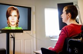 Una participante en el estudio de neuroprótesis del habla del Dr. Edward Chang intenta pronunciar en silencio una palabra mientras el sistema de prótesis del habla traduce sus señales cerebrales en habla sintetizada y los movimientos faciales de un avatar el lunes 22 de mayo de 2023, en El Cerrito, California.