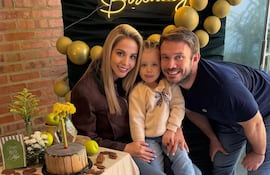 La cumpleañera Majo Acosta rodeada del amor de su hija Luciana y su esposo Edwin Storrer.