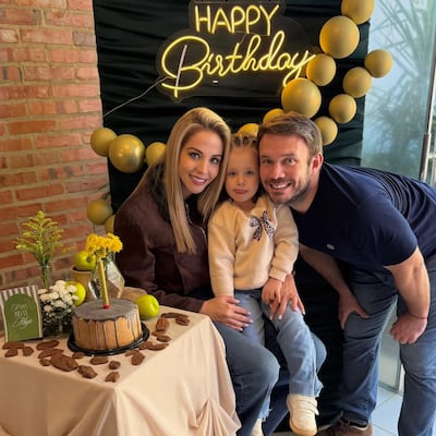 La cumpleañera Majo Acosta rodeada del amor de su hija Luciana y su esposo Edwin Storrer.