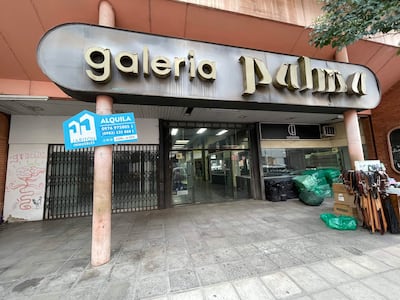 Entrada cerrada de la Galería Palma con letrero de alquiler en ambiente urbano desolado, sin personas visibles.