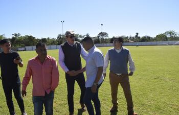 El intendente Denis Torres saluda al senador Erico Galeano dentro del club "8 de Setiembre".