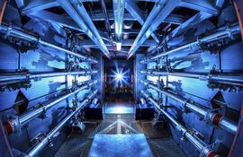 Un tercio de las plantas de energía nuclear de EE.UU. está en conversaciones con empresas tecnológicas para suministrar electricidad a nuevos centros de datos necesarios para satisfacer las demandas del auge de la inteligencia artificial (IA), según publica The Wall Street Journal (WSJ) este lunes.