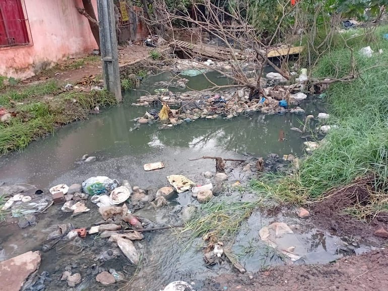 Agua contaminada y desechos en un cauce del barrio San Miguel, sin presencia de personas en la imagen.