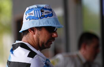 otografía de un hincha de Racing este viernes, en el paso fronterizo de José Falcón, a unos 48km de Asunción.