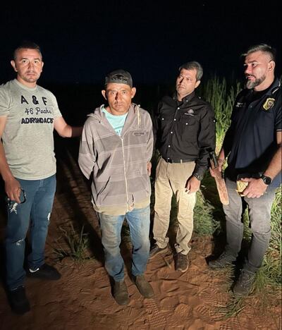 Un hombre de 39 años (con kepis) fue a retirar dinero que exigía para no atacar una estancia (Foto gentileza).