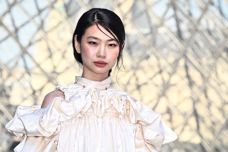 La actriz Jung Hoyeon también fue una de las invitadas especiales al desfile de Louis Vuitton Women's Ready to Wear Fall/Winter 2026-2027 en el Paris Women Fashion Week. (JULIEN DE ROSA / AFP)