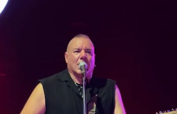 Fer Ruiz Díaz, líder de Catupecu Machu, en el momento de su show en que presentó la guitarra del proyecto "Ecos del trueno".