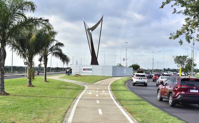 Monumento al arpa paraguaya sobre la Avda. Costanera c/ General Santos.