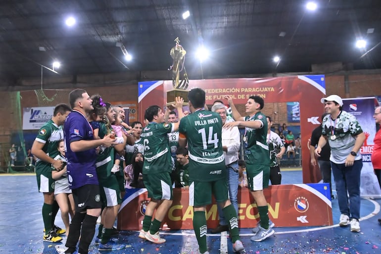 Los jugadores levantan la copa que los acredita como campeones de la Divisional A del salonismo.