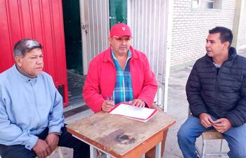 El intendente Hilario Adorno (centro) había habilitado su "despacho" en el patio del polideportivo municipal.