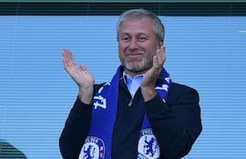Roman Abramovich compró el Chelsea en junio de 2003 por aproximadamente 140 millones de libras. Lo vendió en mayo de 2022 a un consorcio liderado por Todd Boehly y Clearlake Capital por 4.250 millones de libras.
