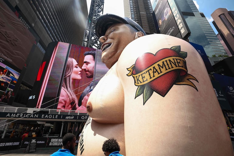 Un muñeco inflable con la imagen del CEO de SpaceX, Elon Musk, en protesta contra su sistema de inteligencia artificial Grok, se exhibe en Times Square, en la ciudad de Nueva York, el 11 de junio de 2026.