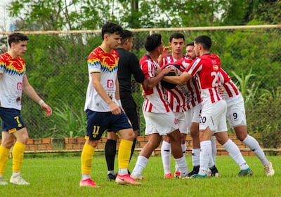 Festejo de gol del 3 Corrales de Ciudad del Este, líder del Nacional B de la UFI.