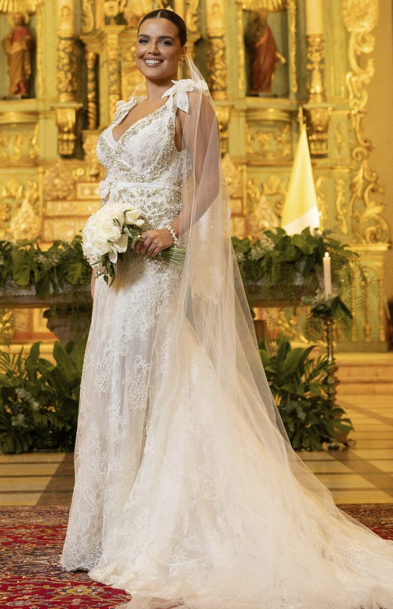 Vanessa Argüello lució hermosa con un vestido muy moderno y distinguidos detalles.