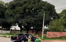 La "Miss Bache" bailando junto a un "Arbolito de Navidad" en medio de los baches de la avenida Fernando de la Mora, en Asunción.