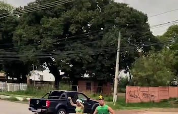 La "Miss Bache" bailando junto a un "Arbolito de Navidad" en medio de los baches de la avenida Fernando de la Mora, en Asunción.