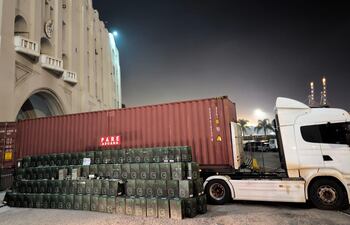 Uruguay incauta casi 2 millones de cigarrillos ocultos en carga de maíz proveniente de Paraguay.