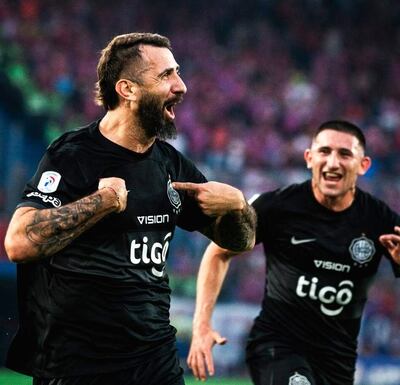 El Oso con el Topo. Lucas Pratto festeja su gol marcado en el clásico con Facundo Zabala.