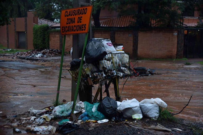 Zanjas abiertas en Epifanio Méndez Fleitas y Jow Von Sastrow.