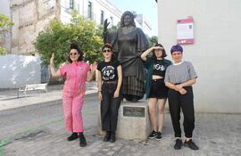 Lea Cáceres, Paula Cometa, Sibila Sotomayor y Dafne Valdés, componentes del colectivo chileno Las Tesis, creador de la performance "Un violador en tu camino", que acabó convirtiéndose en un himno global del feminismo, estrenan mañana viernes en el Festival Iberoamericano de Teatro (FIT) en Cádiz, por primera vez en España, su nueva intervención artística, en la que vuelven a tomar las calles para dar un grito colectivo y reclamar el derecho a una vida libre de violencia y miedos.