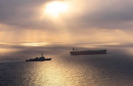 Esta fotografía de la Marina de los EE. UU. publicada el 8 de mayo de 2026 por Asuntos Públicos del Comando Central de los EE. UU. muestra al destructor de misiles guiados clase Arleigh Burke USS Rafael Peralta (DDG 115) implementando un bloqueo marítimo contra el buque petrolero de crudo Herby, con bandera de Irán, mientras este último intentaba navegar hacia un puerto iraní.