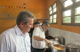 El diputado Leonardo Saiz y el gobernador Freddy D'Ecclesiis "verificando" la alimentación escolar en San Pedro.