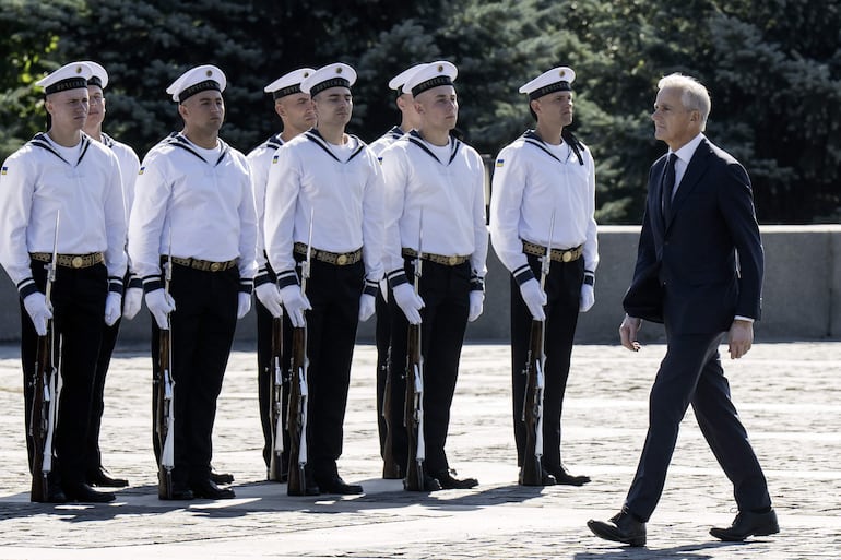 KYIV (Ukraine), 23/08/2026.-El primer ministro de Noruega, Jonas Gahr Stoere, asiste a la ceremonia de izamiento de la bandera nacional en Kiev, Ucrania, el 23 de agosto de 2026, en medio de la invasión rusa. Ucrania celebra el Día de la Bandera Nacional el 23 de agosto de cada año. EFE/EPA/Maxym Marusenko
