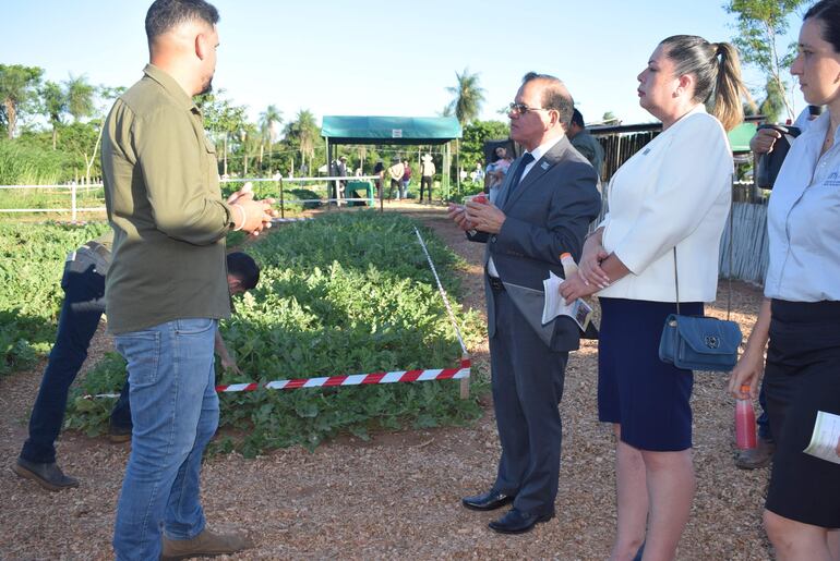 Las autoridades educativas recorrieron la finca instalada en la sede de la Facultad para valorar el trabajo realizado.