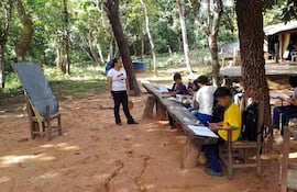 Alumnos de la Escuela Arroyo Ysau de la comunidad indígena Itaguazu, dan clases bajo árboles.