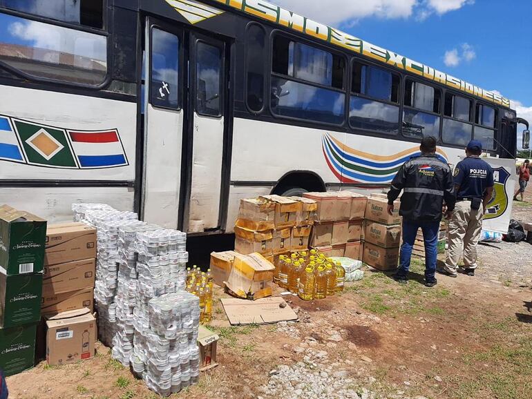 Mercaderías incautadas dentro de un colectivo.