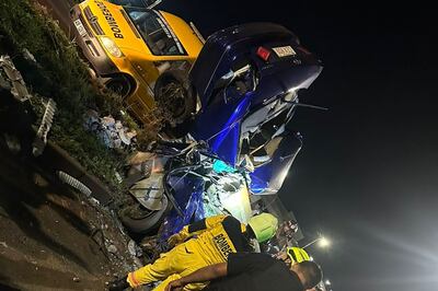 El vehículo quedó completamente destrozado tras el violento accidente.