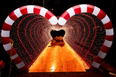 Un túnel de luces montado en el parque lineal de Ciudad del Este.