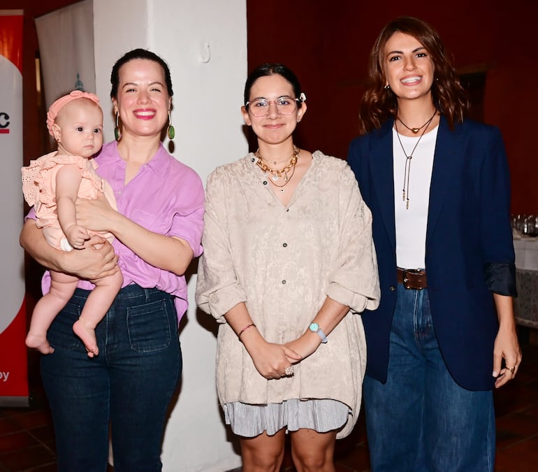 Paz Moreno Rey y la pequeña Olivia, con Camila Ocampos y Lucía Adise, galardonadas con los Premios Matisse. 

