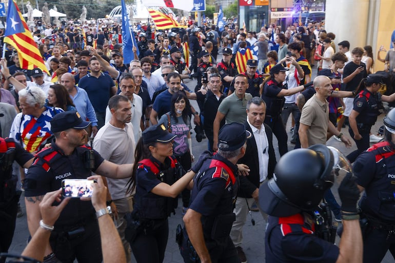 Más de 58.000 personas, según datos policiales, participaron ayer en varias manifestaciones en las localidades de Barcelona, Gerona y Amposta a favor de la independencia de Cataluña, EFE/Quique García.
