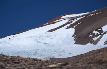 Fotografía cedida por Greenpeace que muestra un glaciar en San Juan (Argentina). La tragedia en Nepal por el colapso de una masa de hielo en el Himalaya ha reactivado los reclamos en Argentina contra la reforma de la ley de protección de glaciares aprobada este año a propuesta del Gobierno de Javier Milei, que incrementa los riesgos para los campos de hielo andinos y para el agua de la que dependen millones de personas.