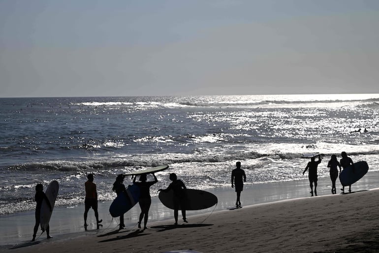 Turistas asisten a clases de surf en la playa El Tunco, en La Libertad, El Salvador, el 13 de febrero de 2026.