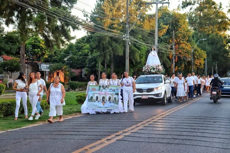 Con fe y devoción, feligreses de todas las edades participan de las celebraciones.