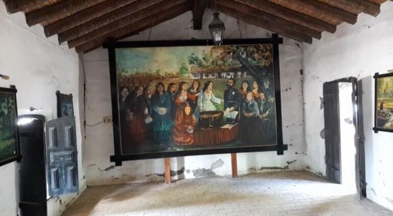 En la sala principal del museo se observan las paredes en mal estado.