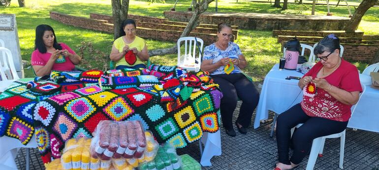 Fueron ocho meses de trabajo tejiendo cada granny, para luego unirlos todos y, de esa manera, formar el árbol navideño de crochet.
